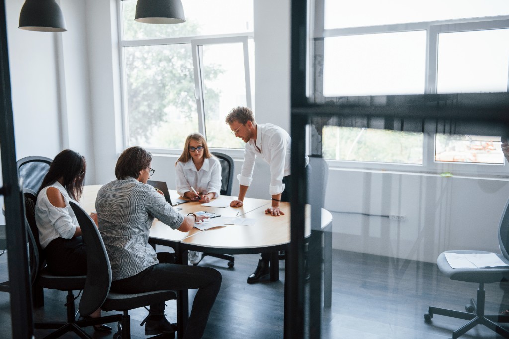 Équipe en réunion, travail collaboratif au bureau.